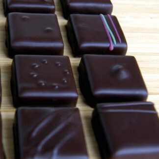 Assortiment de ganaches et pralinés chocolat noir