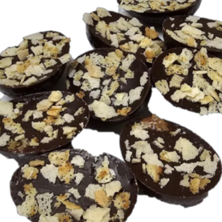 Demi-œufs pralinés au chocolat noir et crêpes dentelles